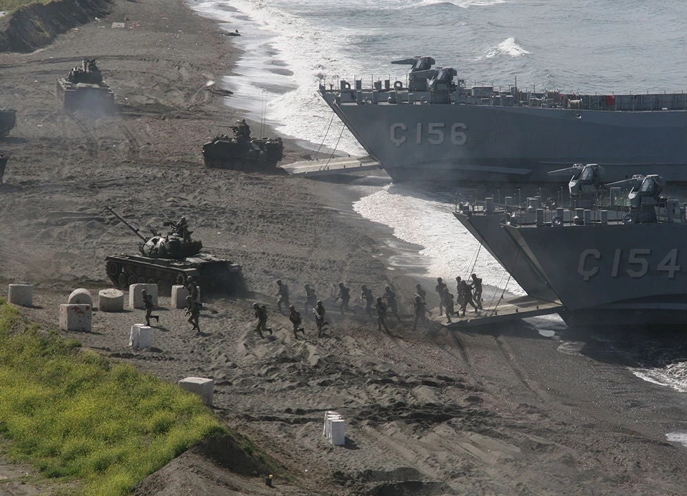 Σενάρια απόβασης της Τουρκίας από τις Οινούσσες έως τη… Γαύδο – Αυτά είναι τα νησιά που αμφισβητεί στο Αιγαίο (χάρτης)